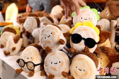 西安文創產品“絨饃饃”走紅網絡，傳統美食變身潮玩新寵