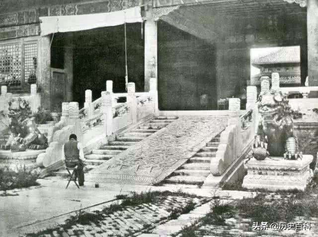 老照片：慈禧逃亡后，日本人拍下紫禁城原始照片，大家都被骗了！
